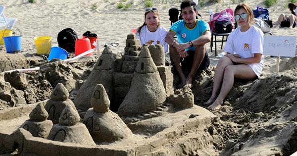 EMU Sand Sculpture Festival and Competition Provided Colourful Moments for Participants